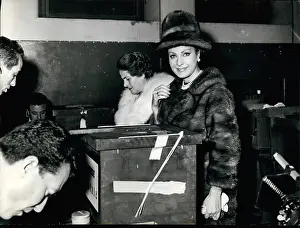 Silvana: Silvana Pampanini, Italian actress, voting in election, Rome
