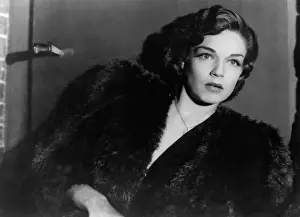 Anvers: Simone Signoret - Actress - Hollywood