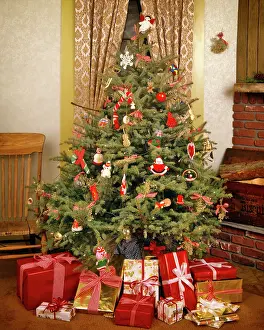 Teu001: Simple Evergreen Christmas Tree Decorated with