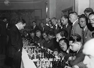 Salo: The simultaneous chess player Salo Flohr