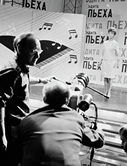 Sings: Singer E.S. Piekha