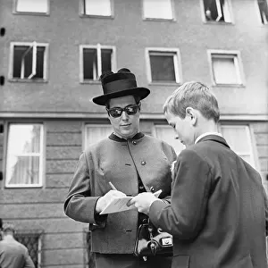 Autograms: The singer Gundula Janowitz gives an autograph