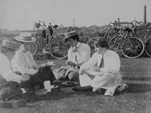 Bpeosa: Sitting women with cycles