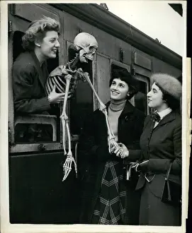Lindsey: Skeleton with cast of new play, The Lindsey Report