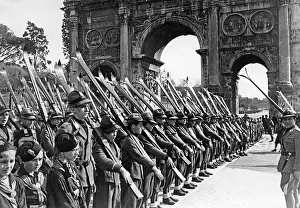 Packed: Ski section of the Balilla in front of Arch of Constantine