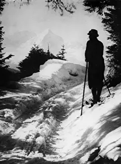 Regards: Skier regards the winter scenery