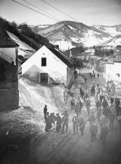 Lilienfeld: Skier walking to the slope