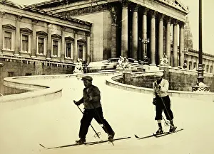Parliaments: Two skiers during the cold period in front