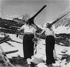 Skiis: SKIIS ON SHOULDERS