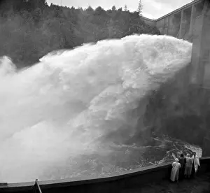 Slapy: Slapy dam - excess water shoots out