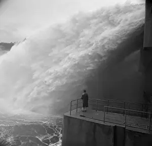 Slapy: Slapy dam - shooting water