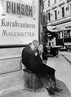 Messenger: Sleeping porter in Vienna