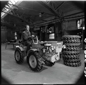 Assembler: Small tractor T - 4K - 14, production hall, assembler