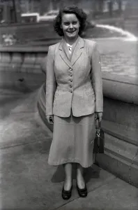 Nigel Sorrell: Smartly-dressed lady by fountain pool, Trafalgar Square
