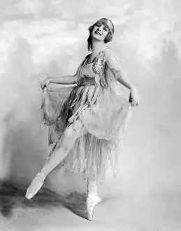 Tiptoe: Smiling ballet dancer en pointe