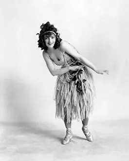 Hula: Smiling hula dancer