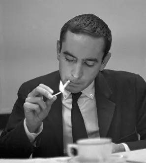 Albee: Smoker - lighting cigarette - cancer