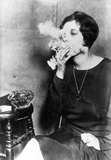 Smokes: Smoking woman, 1929