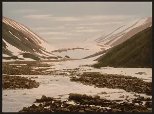 Spitzbergen: Snebrae at Advent Bay, Spitzbergen, Norway