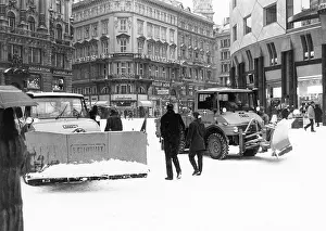 Stephansplatz: Snow removal at Stephansplatz in Vienna 1995