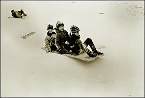 Muscovites: Snow scene with children on sledge - Moscow