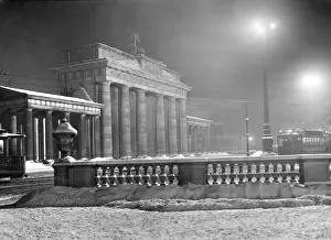 Streetcar: The snowy Brandenburg Gate in Berlin, around 1930