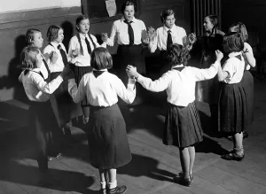 199005: Social evening of BDM members, 1933