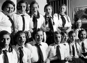 199005: Social evening of BDM members, 1933