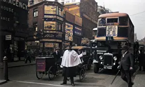 Errand: SOCIAL/LONDON POLICEMAN