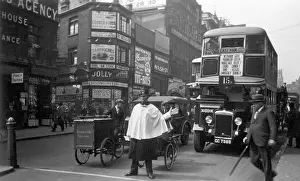 Errand: SOCIAL/LONDON POLICEMAN