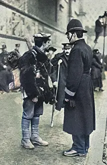 Lucinda Gosling Collection: A soldier asks for directions, London, WW1