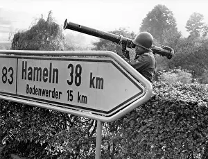 Manover: US soldier with bazooka