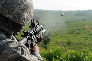 Trainings: US soldier fires a practice round out of ?