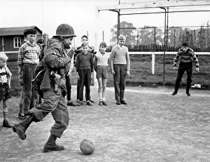 Teutoburg: US soldier plays soccer