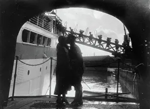 Oktober: A soldier says goodbye at the port