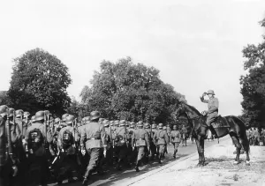 Briesen: Soldiers of the 87th Infantry Division parading before Gener