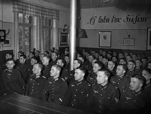 Parole: Soldiers in a barracks in Essen during a speech by Hitle
