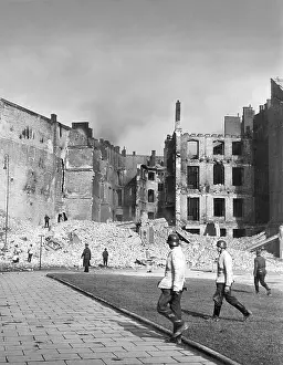 Hits: Soldiers after a bomb attack on Munich, 1942