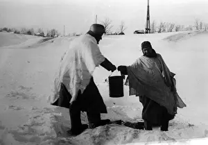 Bring: Soldiers bring water, 1942