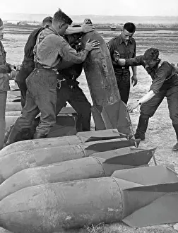 250kg: Soldiers of the Condor Legion during the loading of bombs