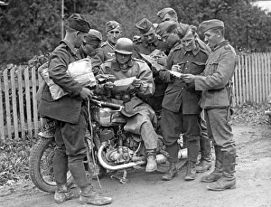 Package: Soldiers in conversation, 1938
