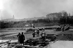 Lviv: Soldiers on a damaged bridge in front of Lemberg, 1914