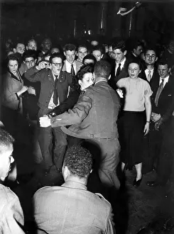 Leisures: US soldiers dance