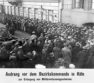 Collect: Soldiers in front of a district command in Cologne, 1918