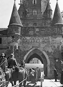 Feldhaubitze: Soldiers with guns on horseback