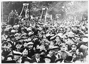 Splendid: SOLDIERS HEAR SPEAKER