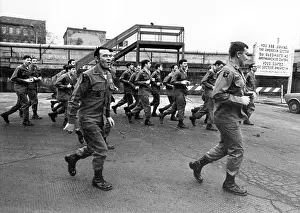 Jogging: US soldiers jogging in front of the Berlin Wall