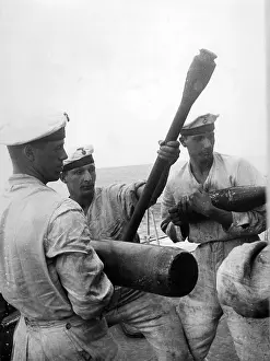 Maass: Soldiers of the Kriegsmarine at a gun during an exercise