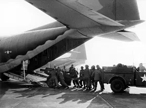 Herkules: US soldiers load Herkules transport machine