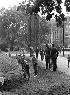 Doenhoffplatz: Soldiers when making a splinter protection trench in Ber